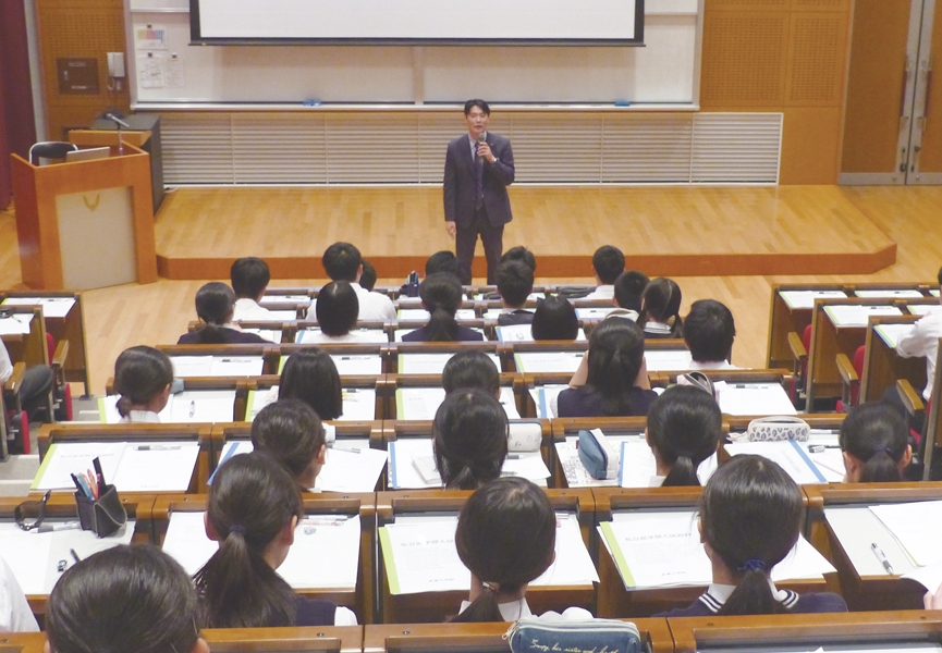 高校からの依頼により、医学部を目指す現役生を対象にした、 医学部合格のための「校内医学部入試セミナー」