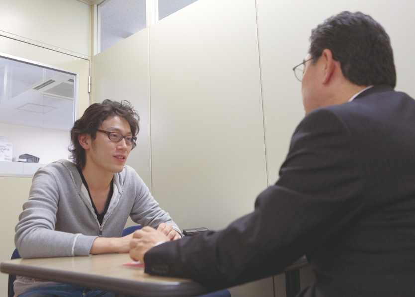 生徒と担任が月1回定期的に面談を行い、現在の学習状況を確認し、これまでの反省と今後の課題を話し合う