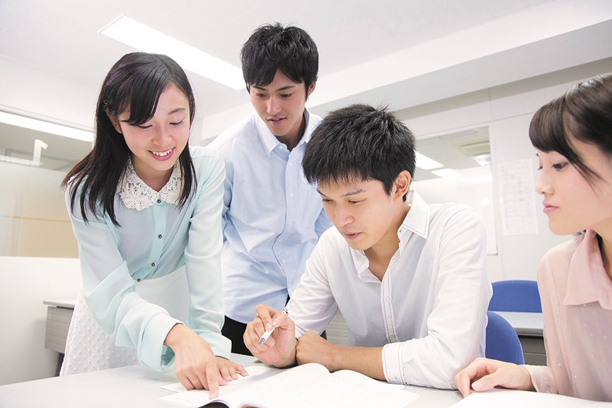 授業で講師から説明を受けるだけでなく、自ら他の生徒に問題を解説することで、自分の理解力と定着力を高める「Input-Output方式」