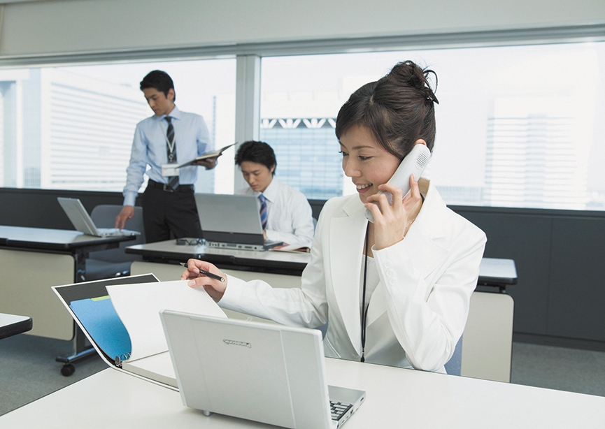 授業開始時刻になっても出席が確認できない生徒に対して事務職員が一斉に電話をかける。また１週間に１度、報告書を保護者に送付、生徒の生活面から試験結果まで詳しい状況を連絡する