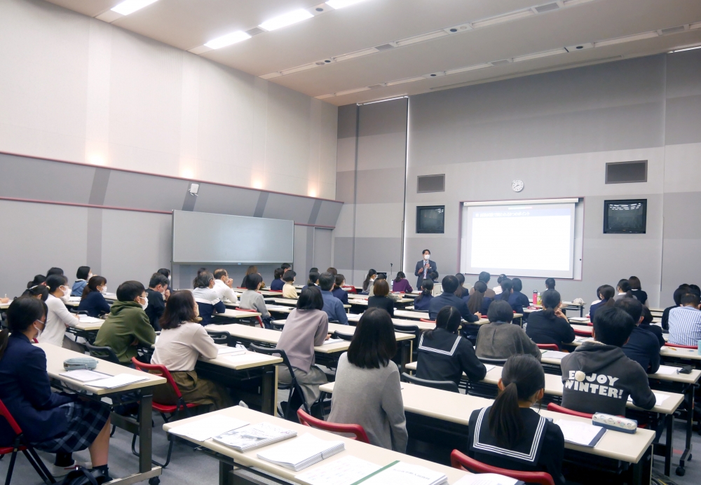 現役生だけでなく保護者の方も参加した校内医学部入試セミナーの様子