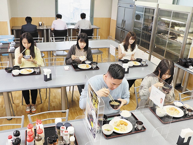 厨房と食堂が校舎内にあり、専任スタッフが栄養バランスに配慮して調理した作り立て料理を、朝・昼・夕、提供している
