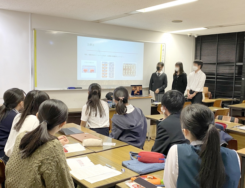 「医のアート」の授業風景。発表や討論を通じて、自分の言葉でしっかりと医療を語る力が身に付きます