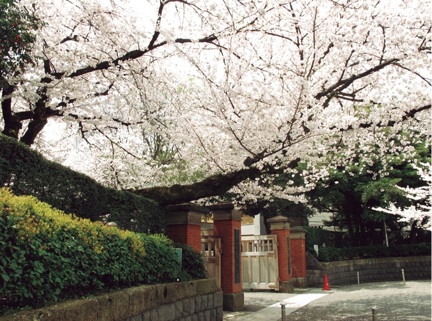 学習院校門