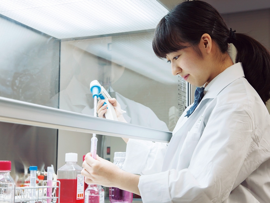サイエンスラボでは、生徒がiPS細胞の培養を行うなど、大学並みの設備が完備されている