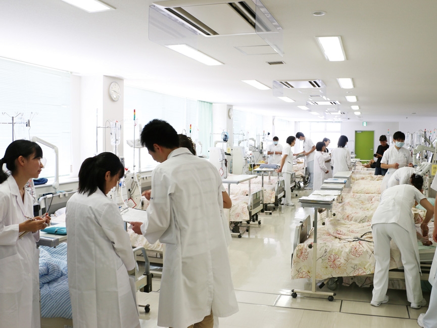 大阪医科大学の鈴木富雄先生や公立神崎総合病院、神河町の方々の協力で、地域医療研修合宿に参加する生徒たち