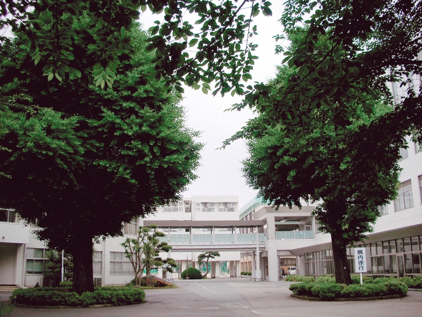 東邦大学付属東邦中学校・校舎・セミナー館と銀杏