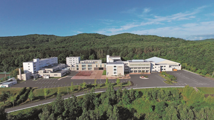 北海道の雄大な自然に囲まれた校舎。生徒は落ち着いて学習に集中することができる。