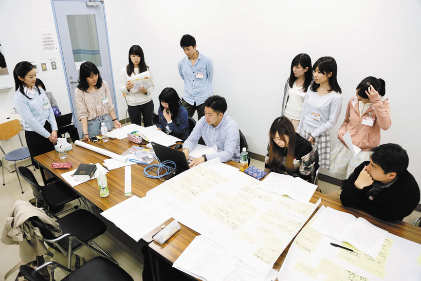 医療系4学部、2専門学校の14職種でオール北里チーム医療演習に参加し、職種間の相互理解と連携、協働できる能力や患者さんを総合的に診る力を身につける