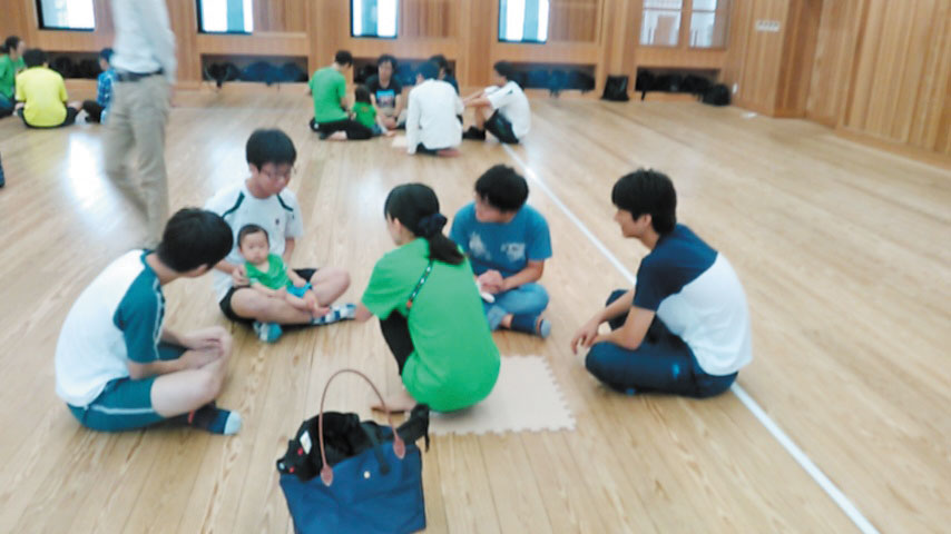 男女共同参画社会への理解を深めるために、「赤ちゃん先生」という高校3年生の社会科実習講座を開講している