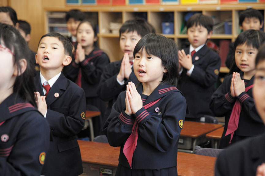 朝と帰りに「仏様」に手を合わせる。朝は一日の始まりに誓いの言葉を、帰りは感謝の言葉を言う。